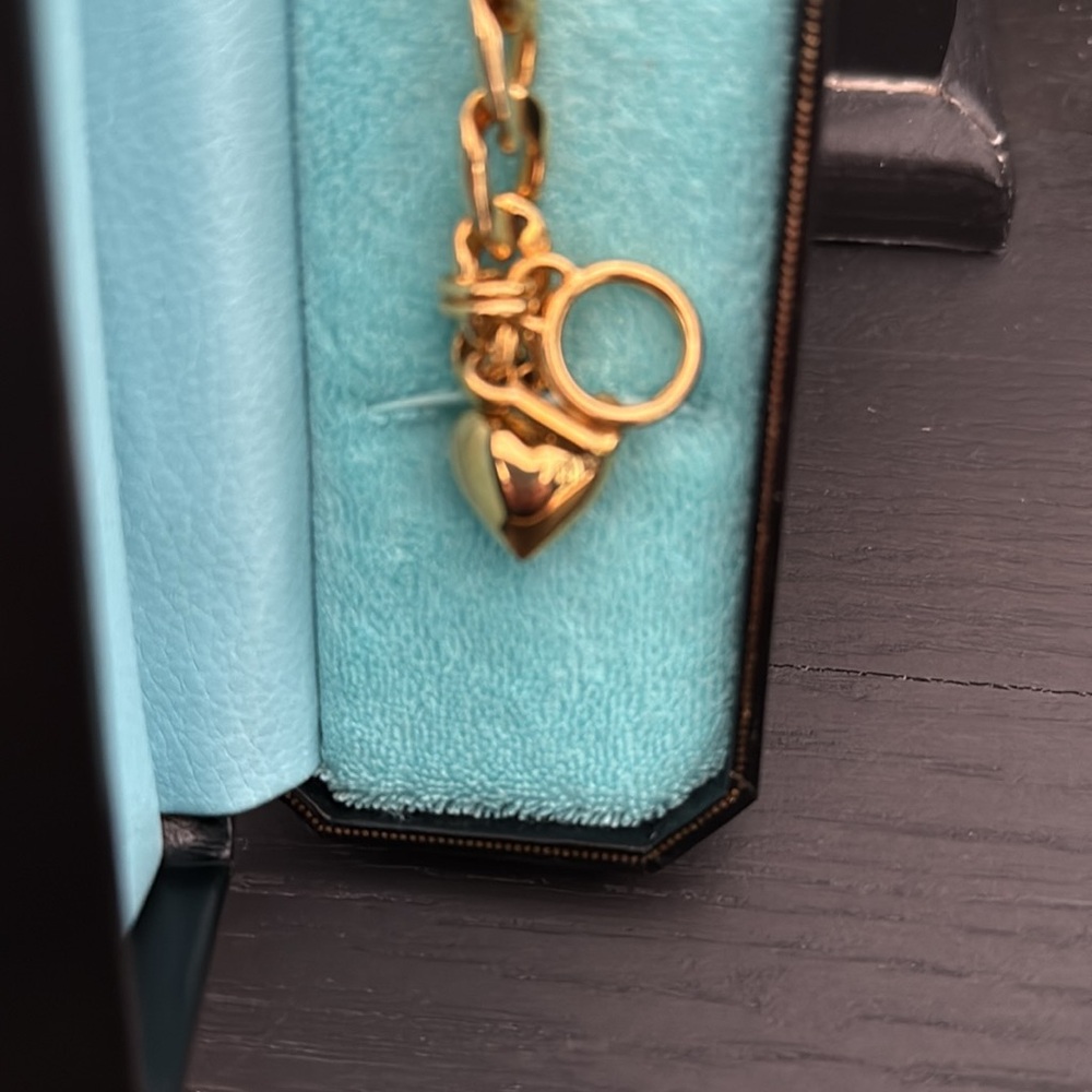 New in box Juicy Couture gold charm bracelet with heart and j charm - Picture 7 of 8